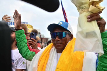 ३० पटक सगरमाथा आरोहण गरेका कामीरितालाई विमानस्थलमा भव्य स्वागत (तस्वीरहरू)